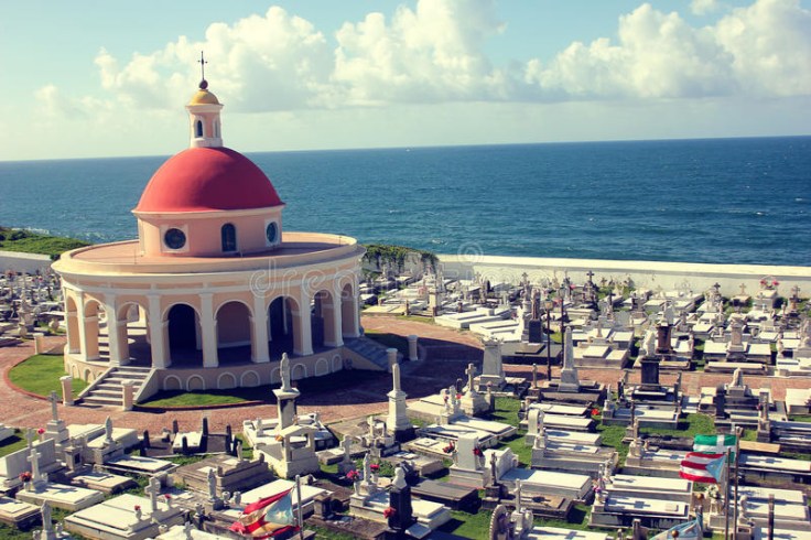 cementerio-histórico-y-bandera-puertorriqueña-en-castillo-san-felipe-del-morro-47772737